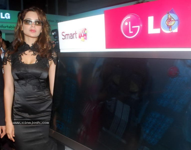 Kangana Ranaut Unveils New LG 3D TV - 22 / 33 photos