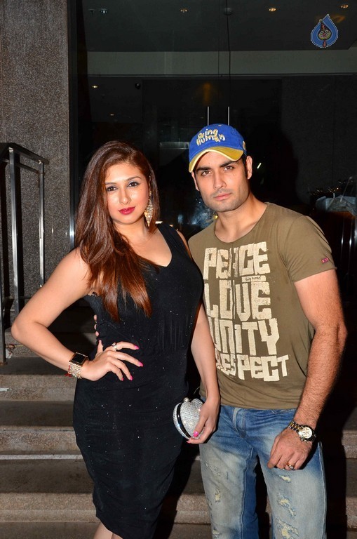 Karanvir Bohra Birthday Bash - 21 / 33 photos