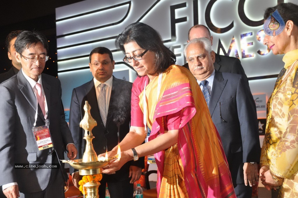 Kareena Kapoor at FICCI Frames 2013 Launch - 15 / 47 photos