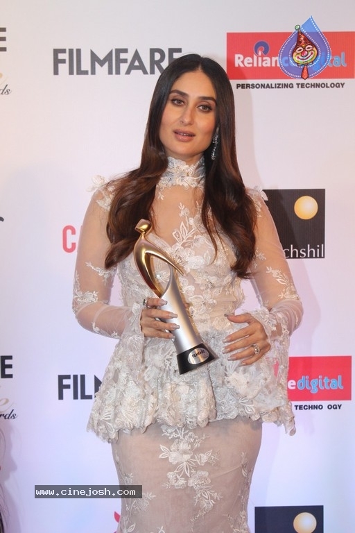 Kareena Kapoor at Filmfare Glamour and Style Awards - 3 / 18 photos