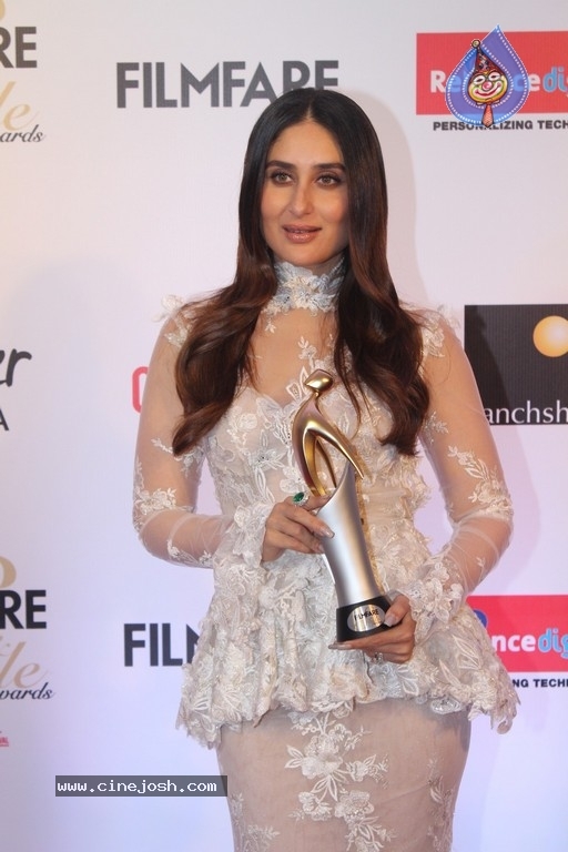 Kareena Kapoor at Filmfare Glamour and Style Awards - 10 / 18 photos
