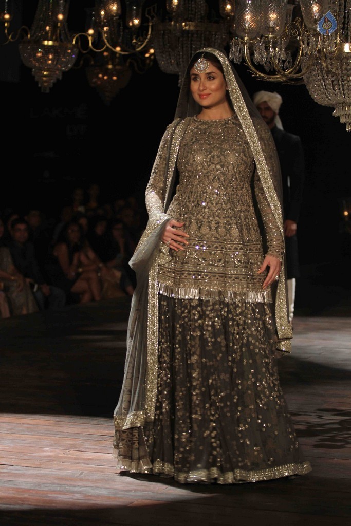 Kareena Kapoor at LFW Winter Festive 2016 - 4 / 42 photos