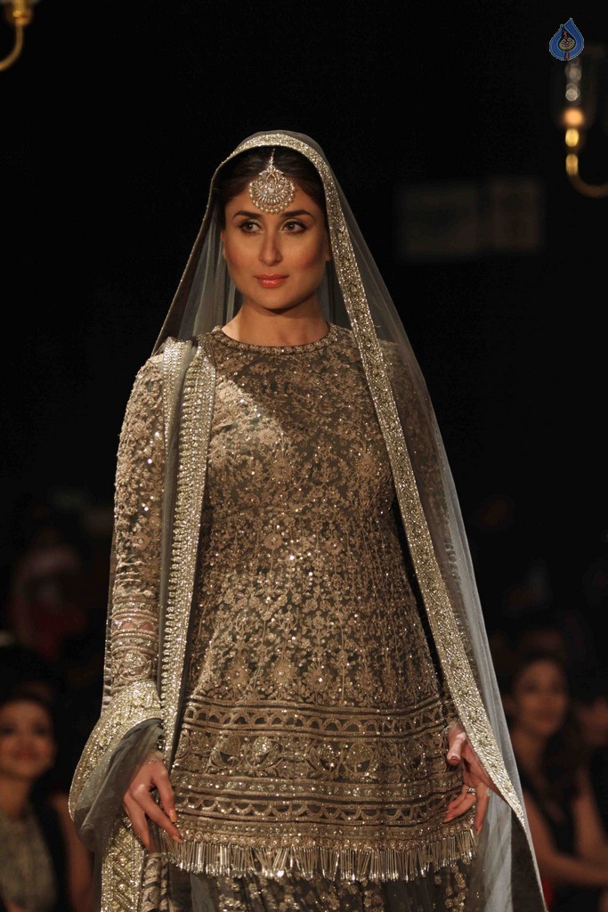 Kareena Kapoor at LFW Winter Festive 2016 - 5 / 42 photos