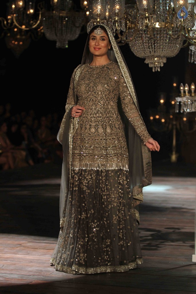 Kareena Kapoor at LFW Winter Festive 2016 - 12 / 42 photos