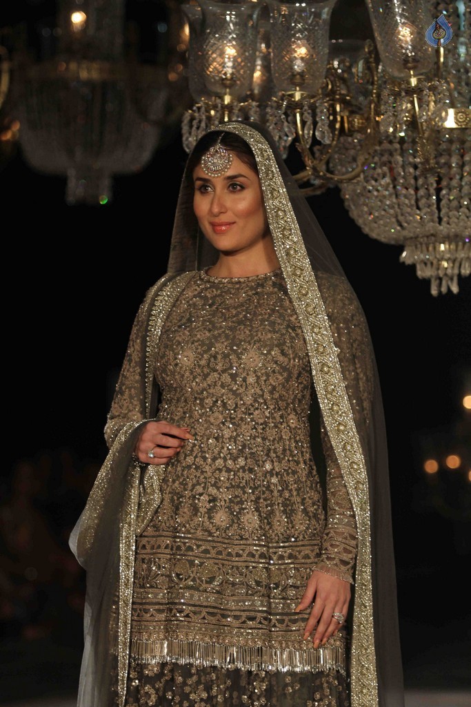 Kareena Kapoor at LFW Winter Festive 2016 - 17 / 42 photos