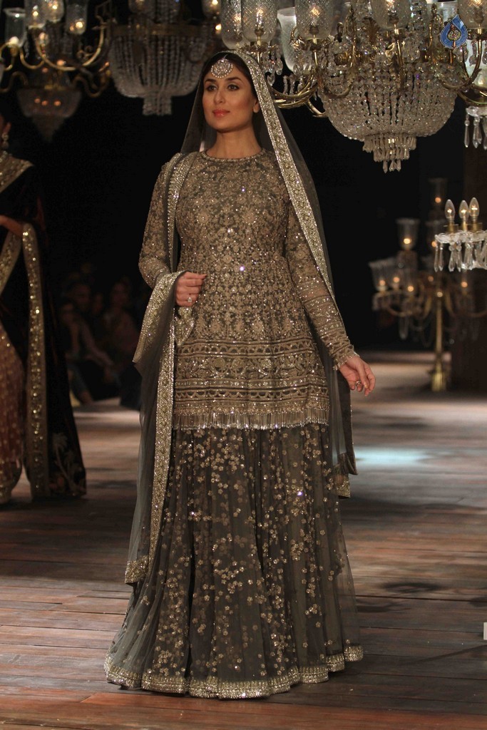 Kareena Kapoor at LFW Winter Festive 2016 - 22 / 42 photos