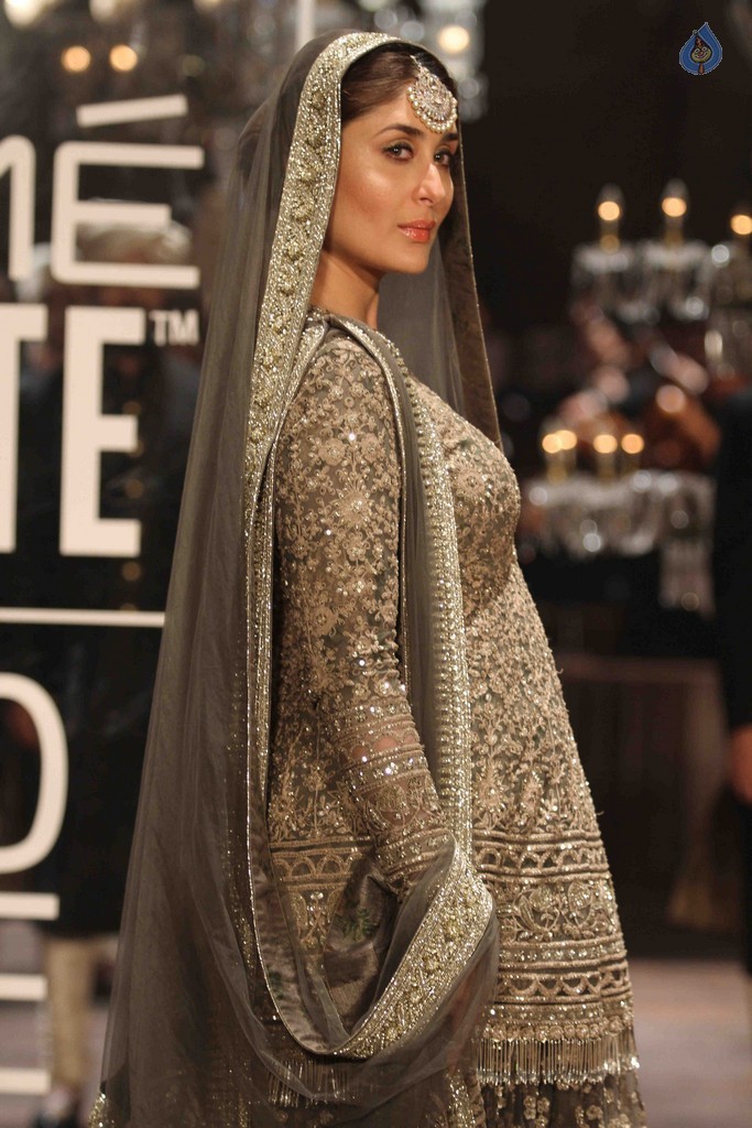 Kareena Kapoor at LFW Winter Festive 2016 - 24 / 42 photos