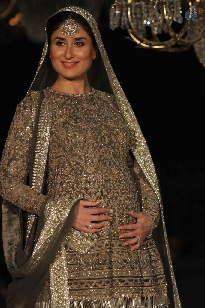 Kareena Kapoor at LFW Winter Festive 2016 - 31 / 42 photos