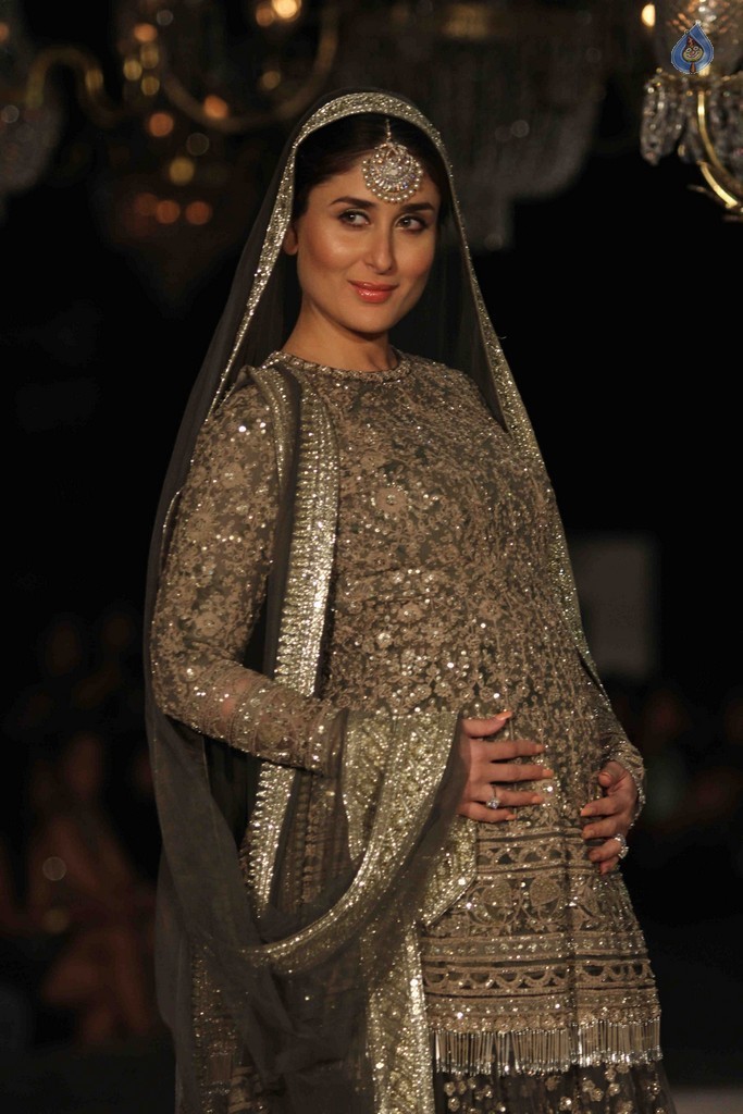 Kareena Kapoor at LFW Winter Festive 2016 - 38 / 42 photos
