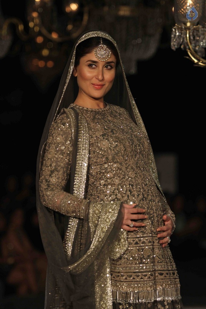Kareena Kapoor at LFW Winter Festive 2016 - 40 / 42 photos