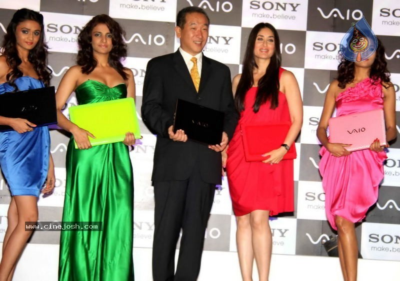 Kareena Kapoor at Sony Vaio Press Conference - 7 / 28 photos