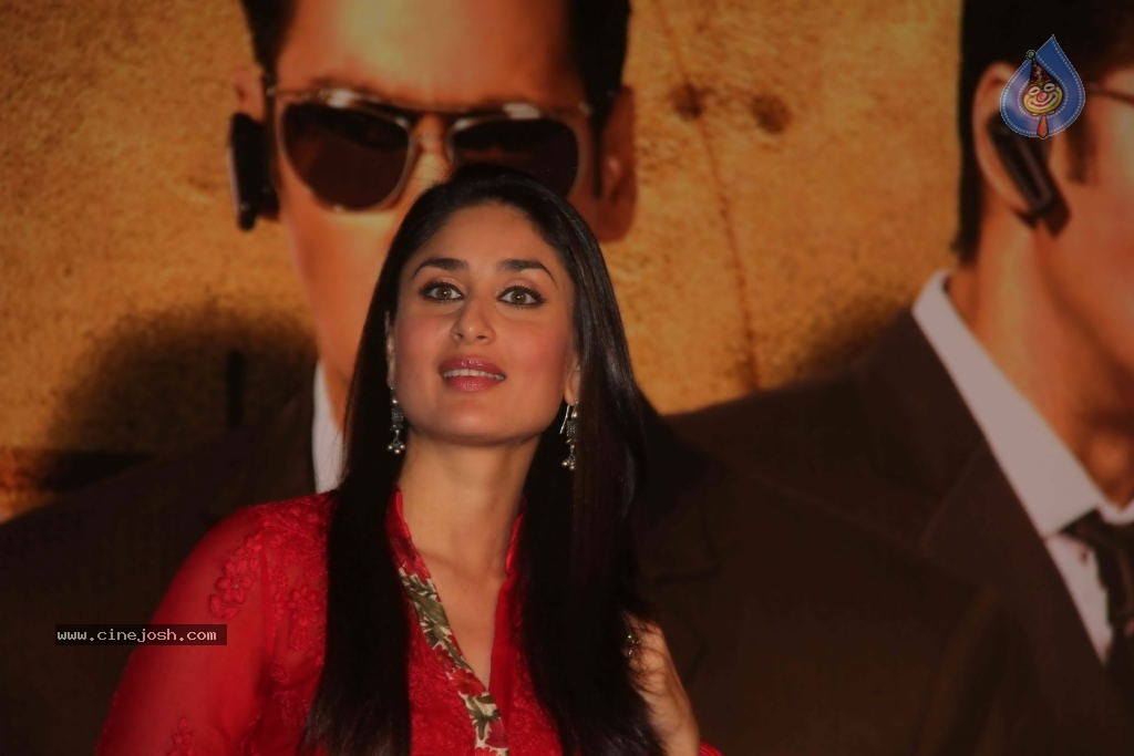 Kareena Honours Bollywood Bodyguards - 6 / 24 photos