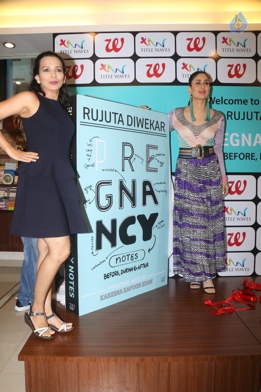 Kareena Kapoor Launches Pregnancy Notes Book - 12 / 15 photos