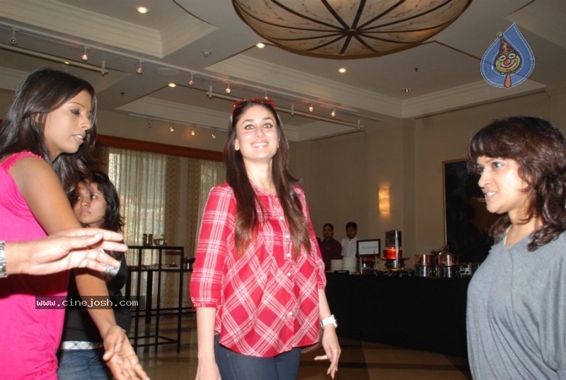 Kareena Kapoor promotes Rujuta Diwekar's diet book - 6 / 27 photos