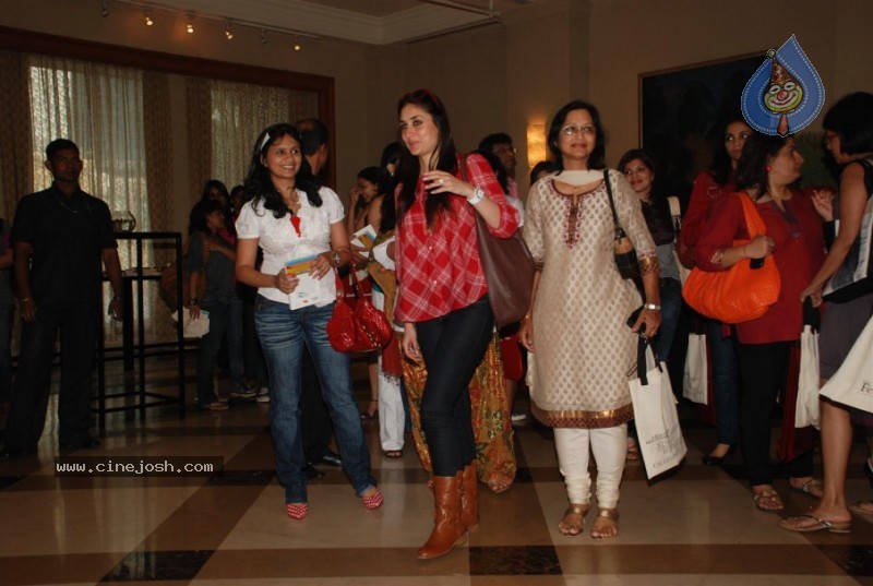 Kareena Kapoor promotes Rujuta Diwekar's diet book - 9 / 27 photos