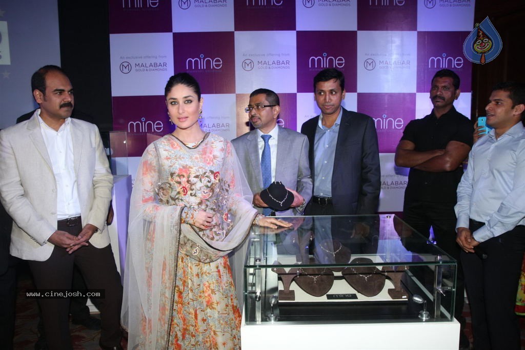 Kareena Launches Malabar Gold n Diamonds - 31 / 56 photos