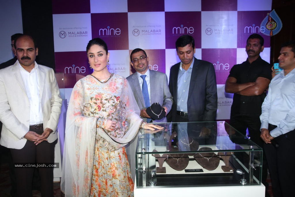 Kareena Launches Malabar Gold n Diamonds - 41 / 56 photos