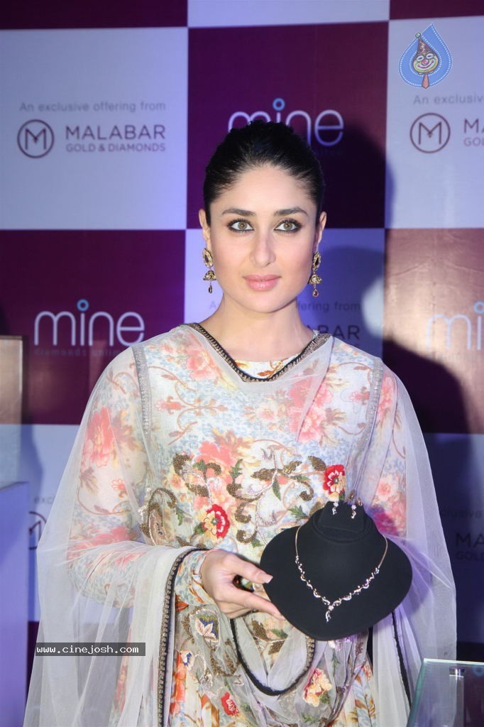 Kareena Launches Malabar Gold n Diamonds - 45 / 56 photos