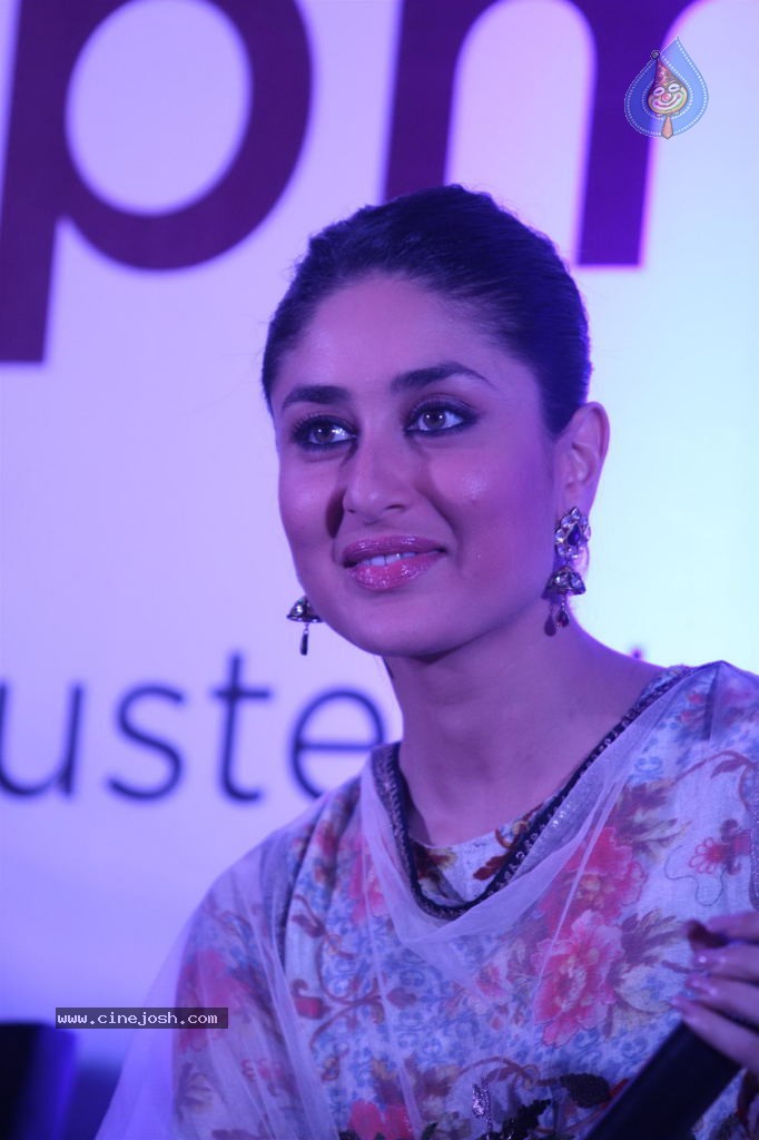 Kareena Launches Malabar Gold n Diamonds - 54 / 56 photos