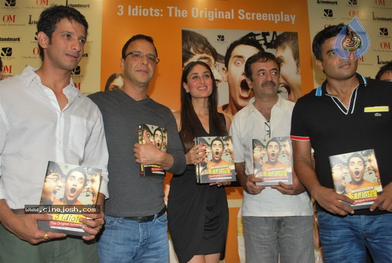 Kareena, Sharman n Madhavan at the Launch of '3 Idiots' script book - 11 / 69 photos