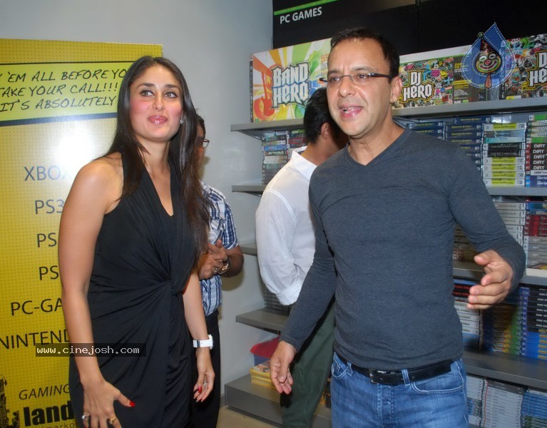 Kareena, Sharman n Madhavan at the Launch of '3 Idiots' script book - 17 / 69 photos