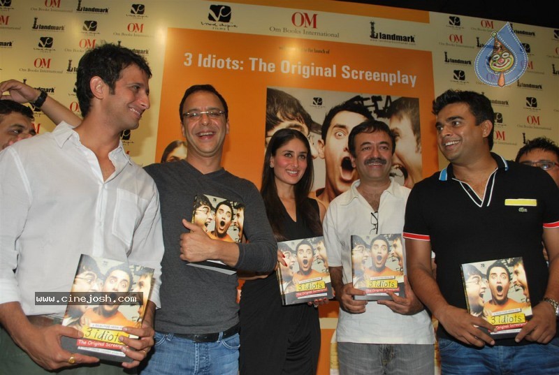 Kareena, Sharman n Madhavan at the Launch of '3 Idiots' script book - 24 / 69 photos
