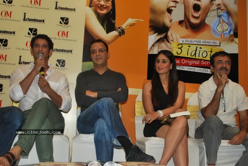 Kareena, Sharman n Madhavan at the Launch of '3 Idiots' script book - 26 / 69 photos