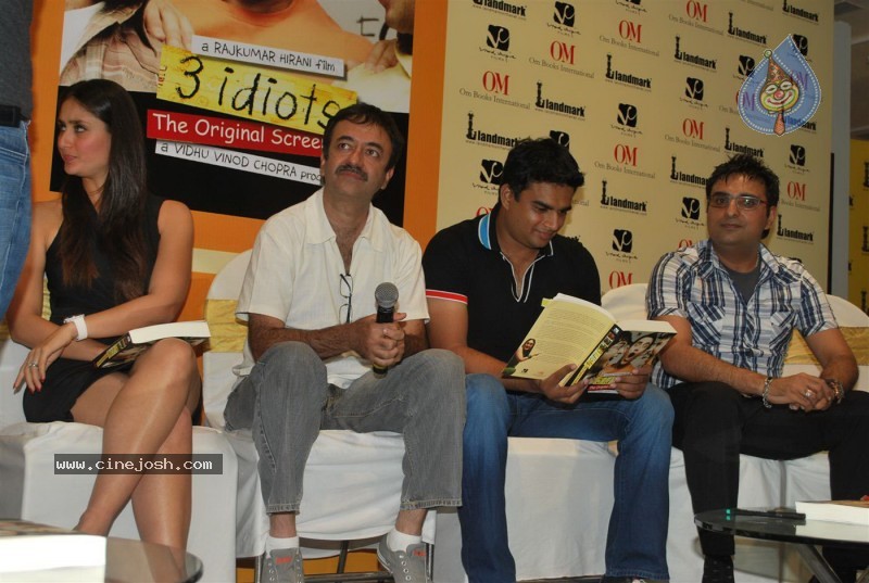 Kareena, Sharman n Madhavan at the Launch of '3 Idiots' script book - 44 / 69 photos