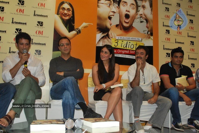 Kareena, Sharman n Madhavan at the Launch of '3 Idiots' script book - 47 / 69 photos