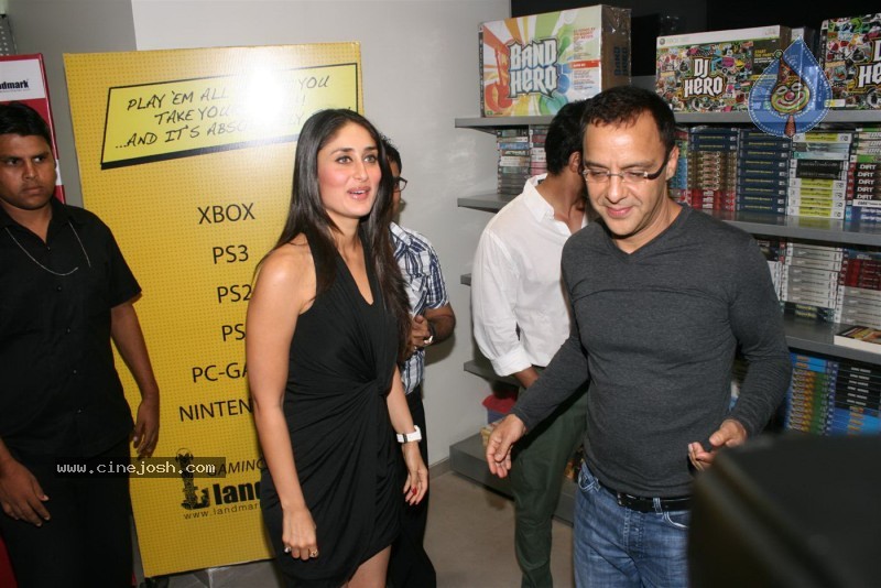 Kareena, Sharman n Madhavan at the Launch of '3 Idiots' script book - 49 / 69 photos