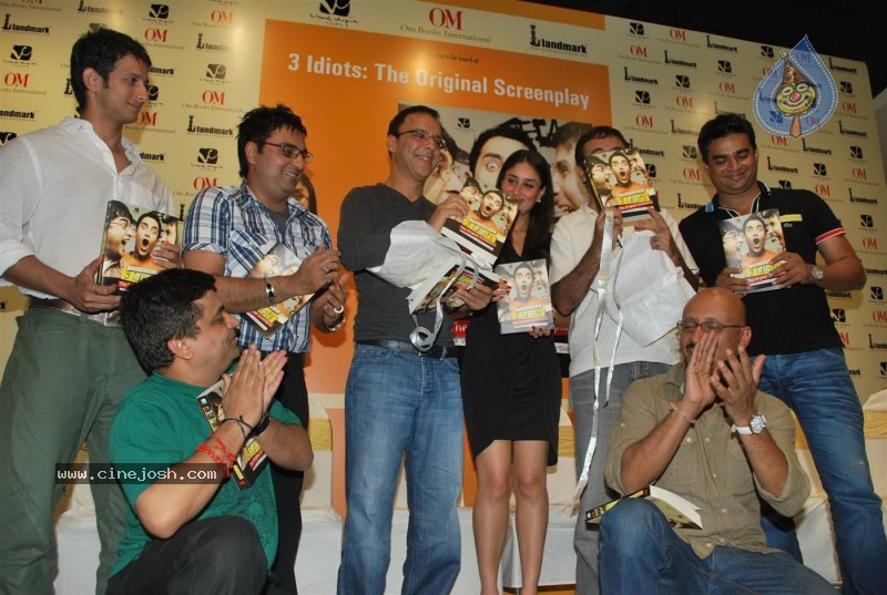 Kareena, Sharman n Madhavan at the Launch of '3 Idiots' script book - 52 / 69 photos