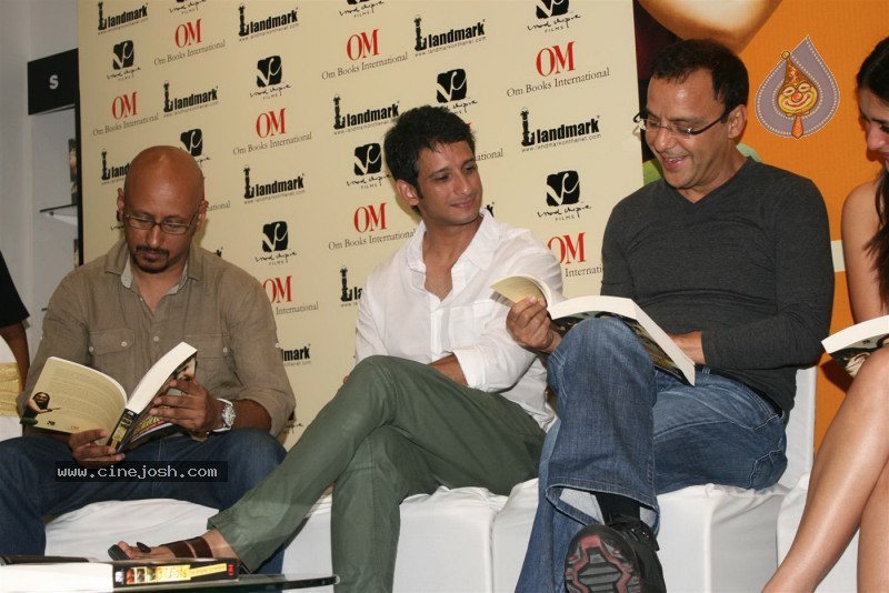 Kareena, Sharman n Madhavan at the Launch of '3 Idiots' script book - 69 / 69 photos