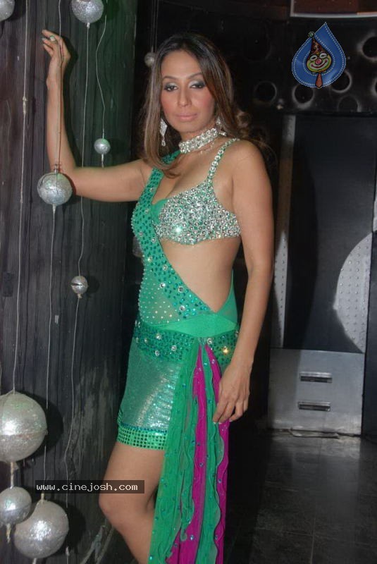 Kashmira Shah Item Song for Film Saath - 16 / 47 photos