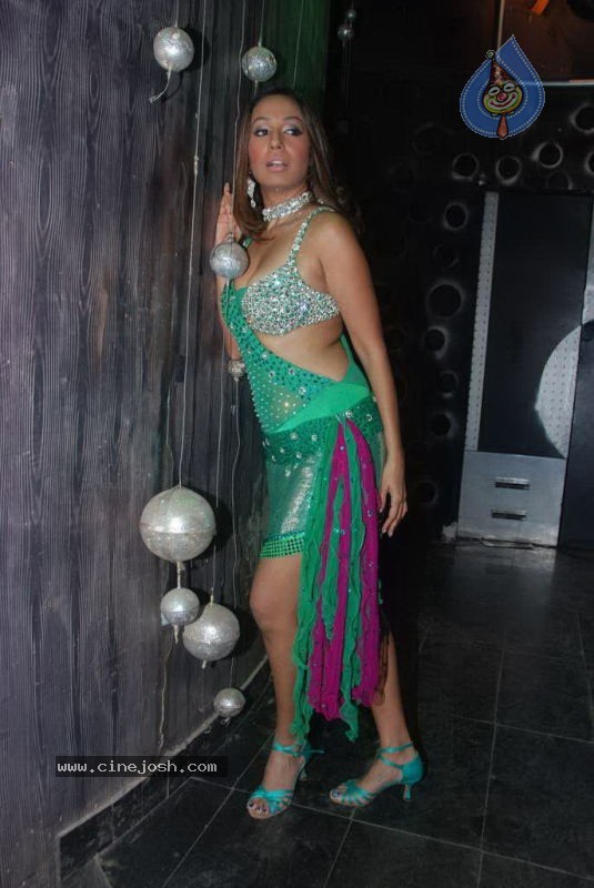 Kashmira Shah Item Song for Film Saath - 18 / 47 photos