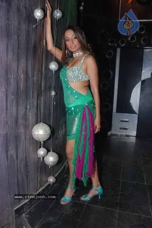 Kashmira Shah Item Song for Film Saath - 32 / 47 photos