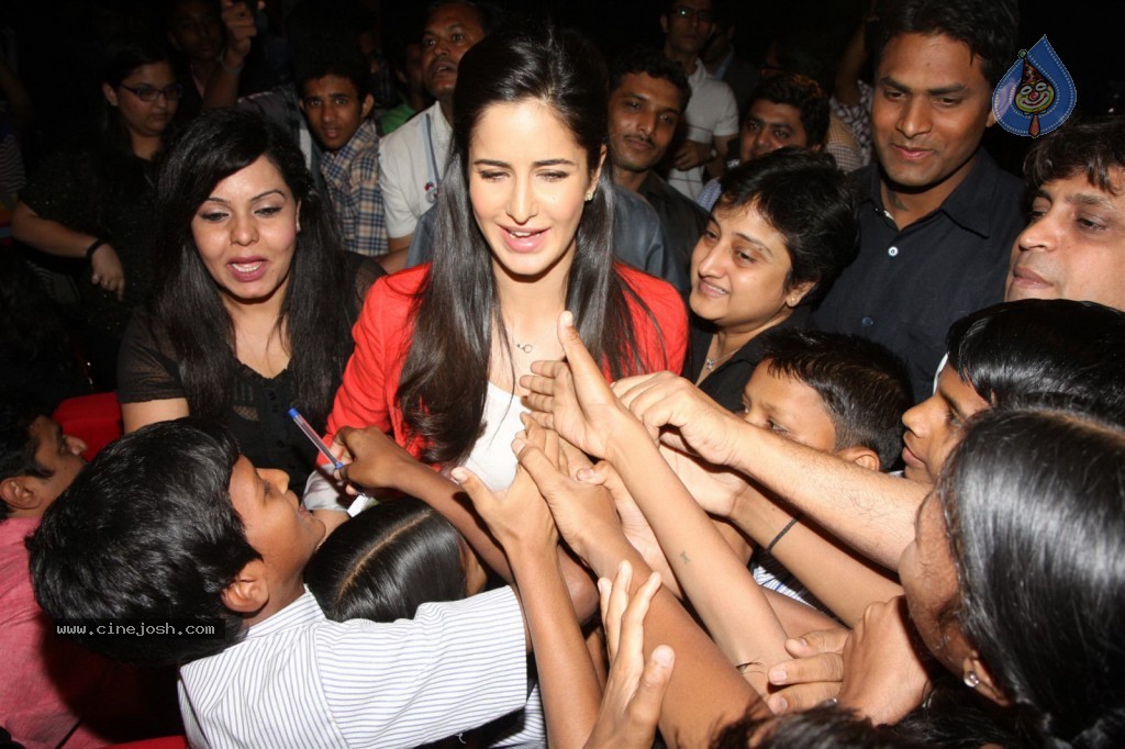 Katrina at Main Krishna Hoon Special Show - 6 / 43 photos
