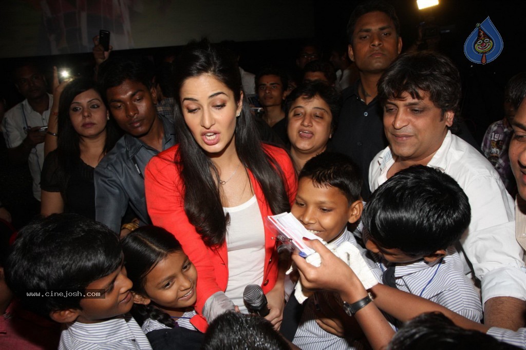 Katrina at Main Krishna Hoon Special Show - 25 / 43 photos