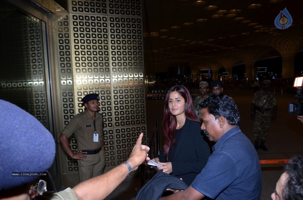 Katrina Kaif & Priyanka Chopra Snapped at Mumbai Airport - 1 / 45 photos