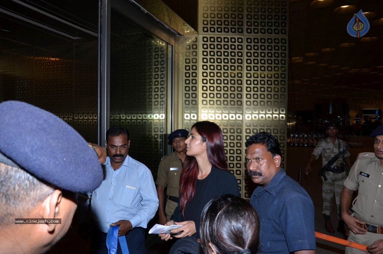 Katrina Kaif & Priyanka Chopra Snapped at Mumbai Airport - 22 / 45 photos