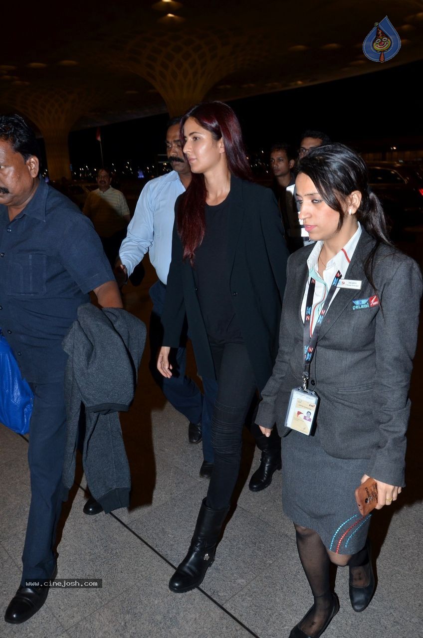 Katrina Kaif & Priyanka Chopra Snapped at Mumbai Airport - 33 / 45 photos