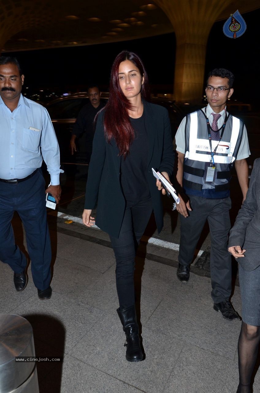 Katrina Kaif & Priyanka Chopra Snapped at Mumbai Airport - 34 / 45 photos