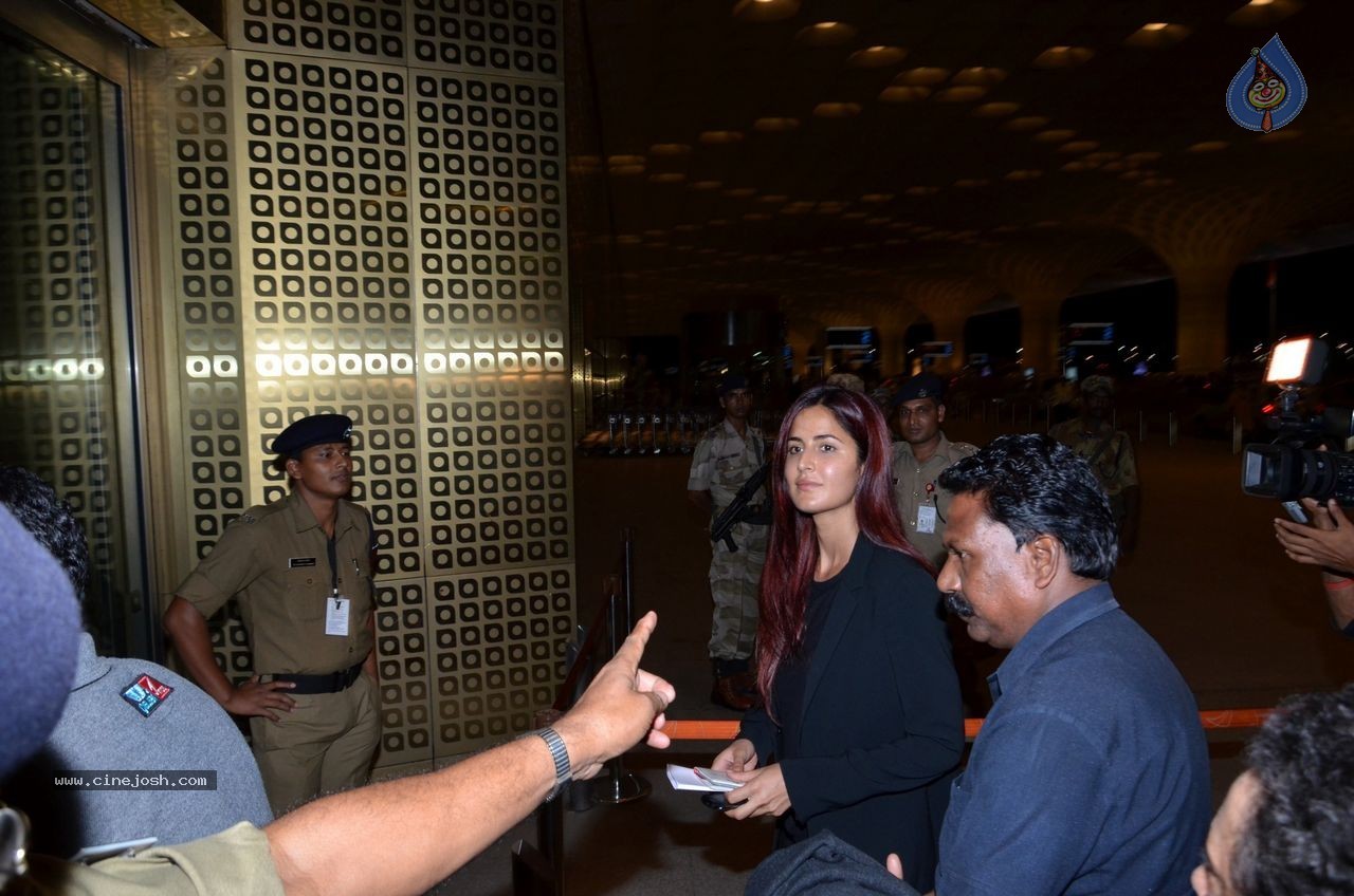 Katrina Kaif & Priyanka Chopra Snapped at Mumbai Airport - 39 / 45 photos