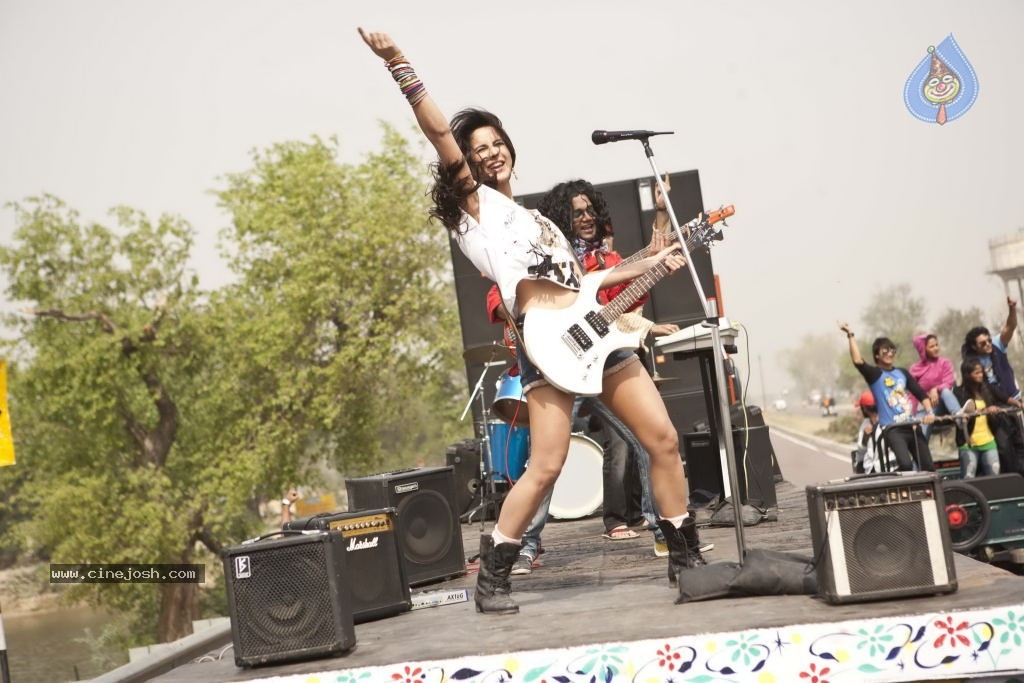 Katrina Kaif Steals the Show in MBKD - 5 / 9 photos