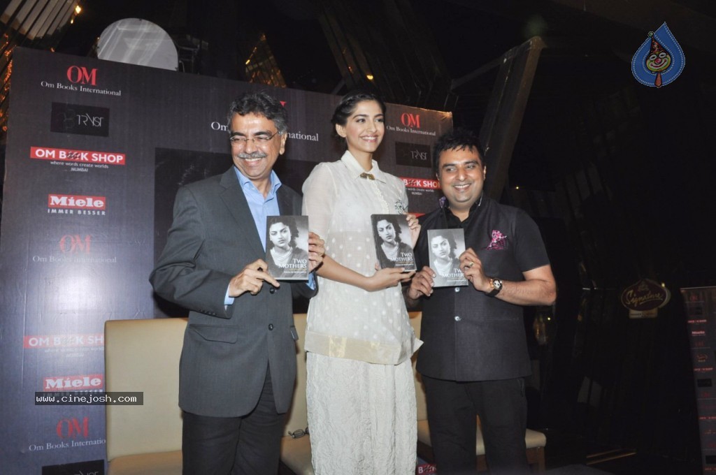 Khalid Mohamed Book Launch - 19 / 23 photos