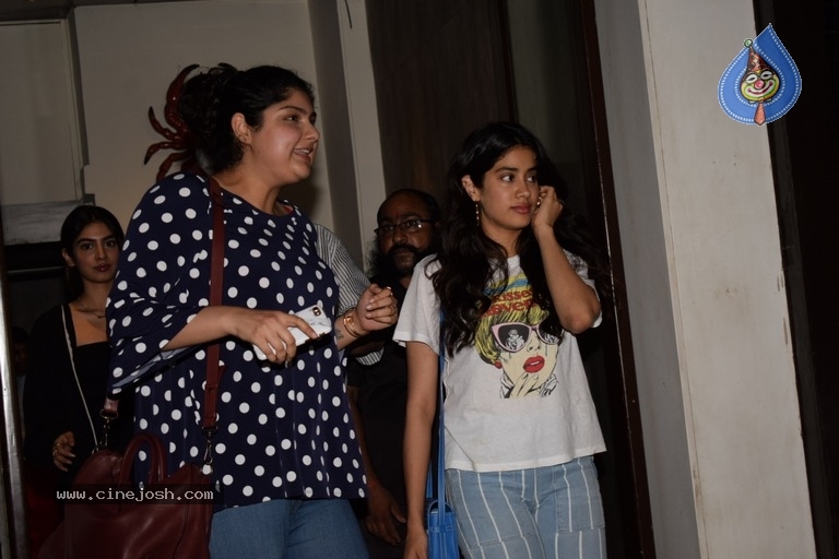 Khushi Kapoor And Janhvi Kapoor Spotted At Bastian - 5 / 9 photos