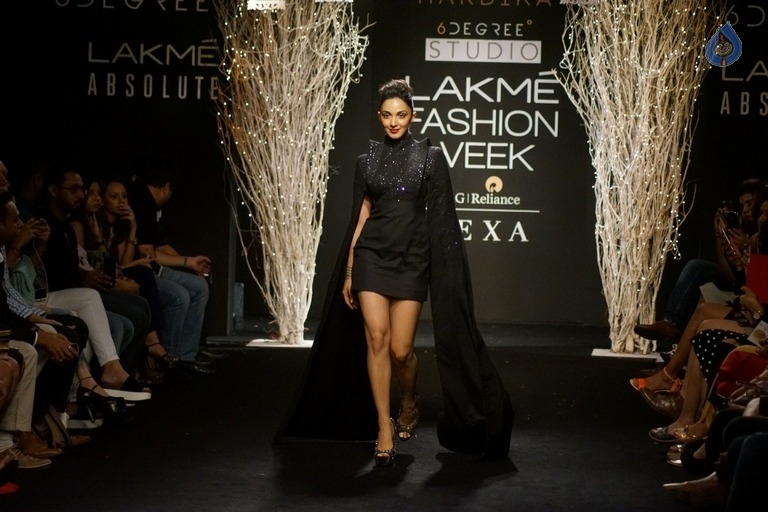 Kiara Advani at LFW Winter Festive 2017 - 9 / 18 photos