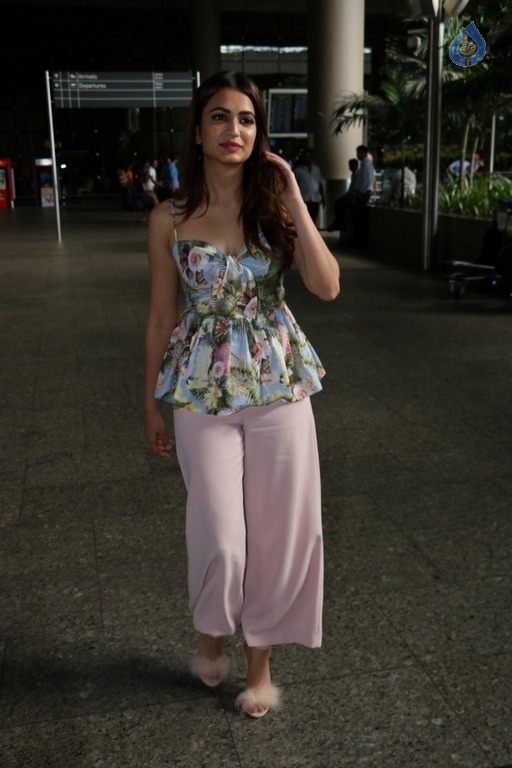 Kriti Kharbanda Spotted at Airport - 4 / 10 photos