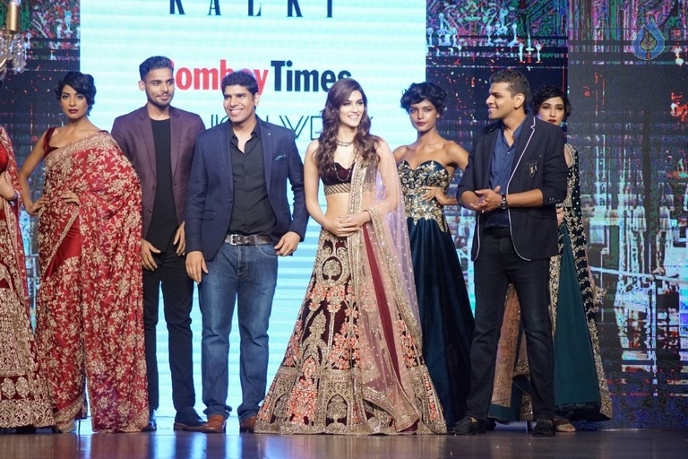 Kriti Sanon at Bomby Times Fashion Week 2017 - 5 / 21 photos