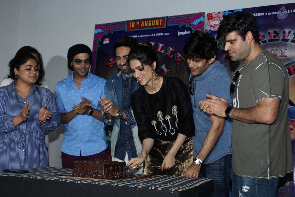 Kriti Sanon Birthday Celebrations - 9 / 30 photos
