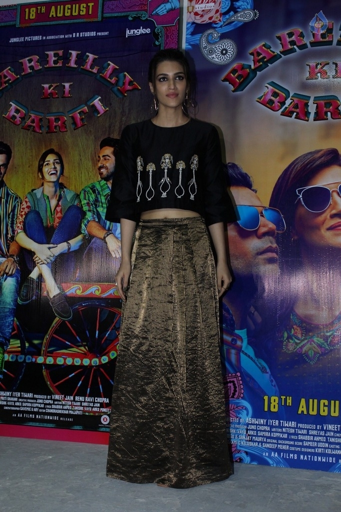 Kriti Sanon Birthday Celebrations - 13 / 30 photos